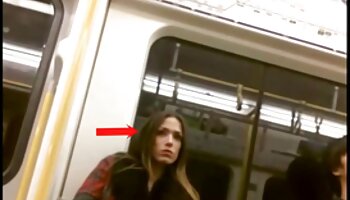Ébène mignonne donne un bon doigté les plus belles femmes porno à sa chatte