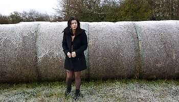 Une brune sait comment se lesbienne porno video masturber