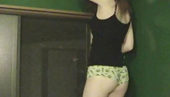 Carly Marie endure le BDSM et le sexe lesbienne sexe porno violent sur le canapé du casting