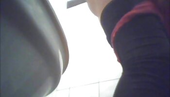 Beauté mignonne obtient porno anal femme un arbre raide