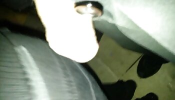 Service les femmes porno de femme de chambre aux gros seins