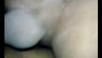 Megan Inky tatouée aux gros seins fourre son trou du video porn lesbienne cul serré