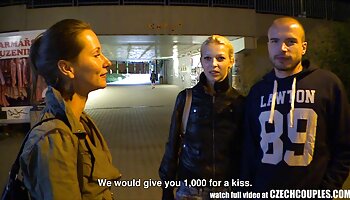 Une porno sexy lesbienne blonde potelée taquine en webcam