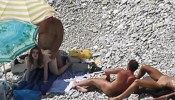 Chunky Bunny De La Cruz secoue xxx porno lesbienne la bite d'un mec jusqu'à ce qu'il soit sec