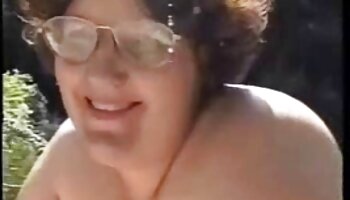 Mec lèche ses pieds et la sexe porno des femmes baise bien