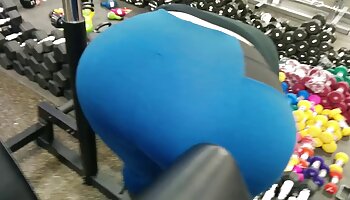 Une vidéo porno cougar ado désespérée aux gros seins baise fort pour de l'argent