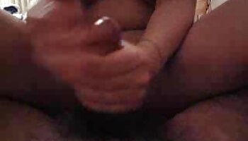 Ebony Babe joue video porno astrid avec la bite de mec