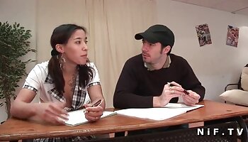 La mignonne Jessica Lincoln et nues pornos Sofy Soul cèdent leurs trous du cul serrés à un mec