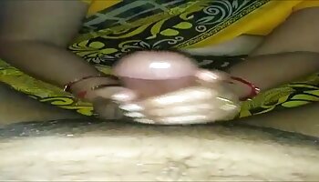 Emy parle sale et bourre ses trous avec pornos chattes poilues des jouets.