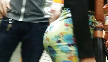 Les seins d'une porno homme black fille ébène frottés avec de la crème
