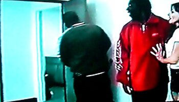 Crazy Nympho Brunette ne peut pas arrêter porno sexy cougar de gicler de l'orgasme